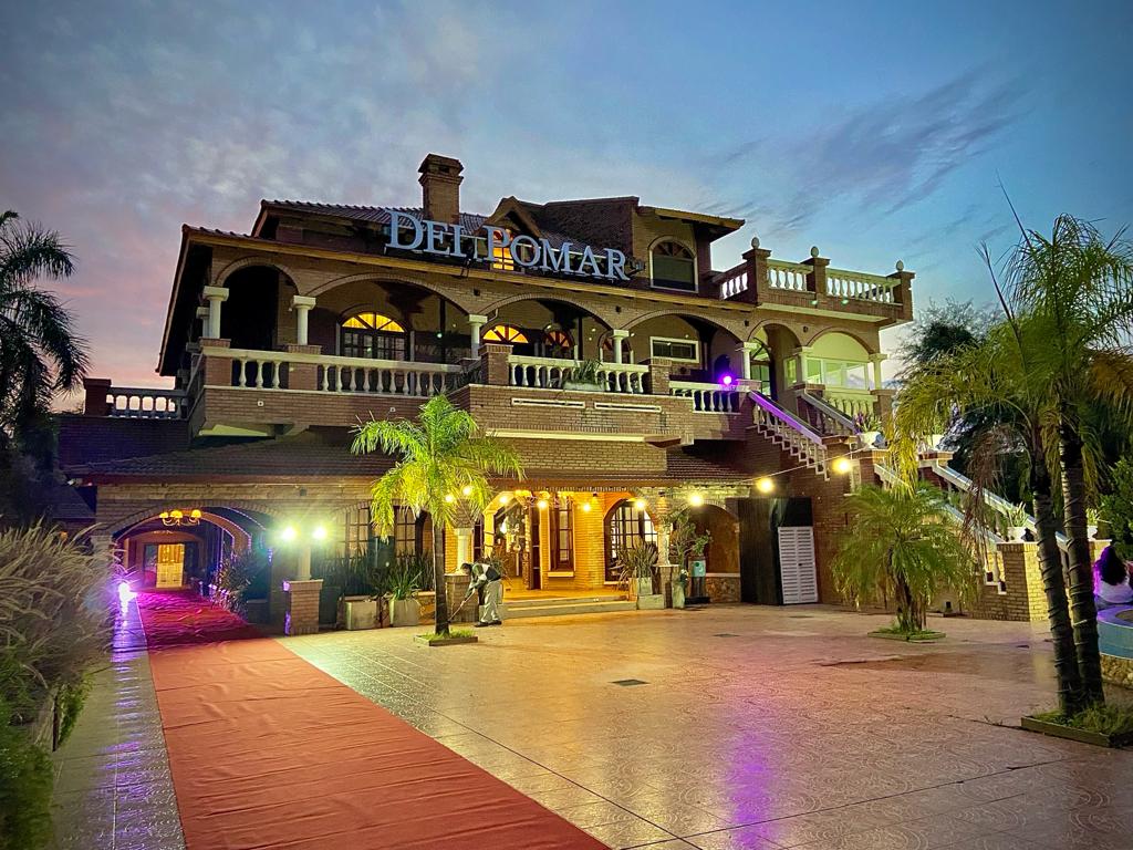 Del Pomar Hotel Boutique Fachada Colonial Iluminada al Atardecer