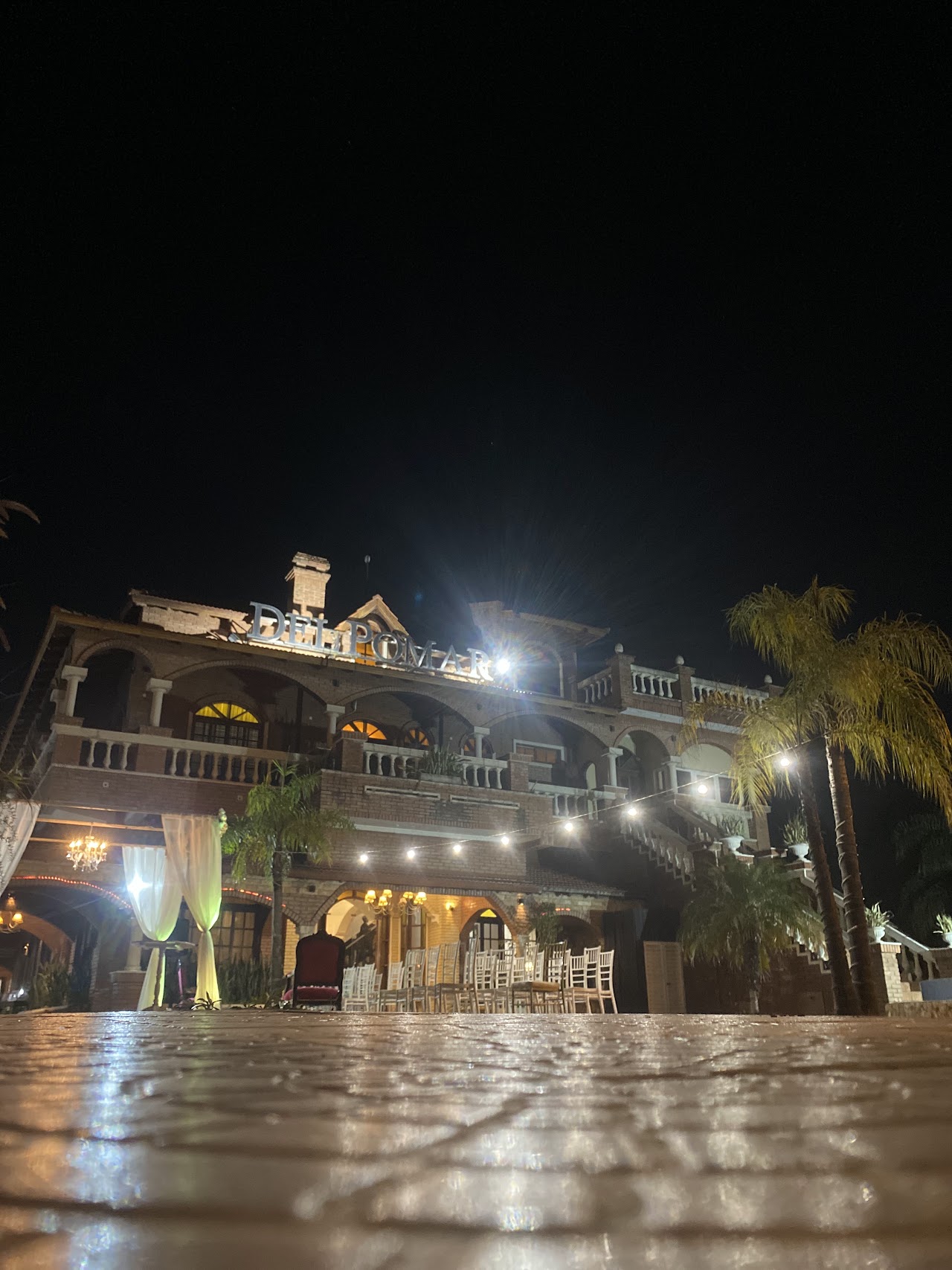 Fachada de estilo colonial con arcos y ladrillo visto de Del Pomar